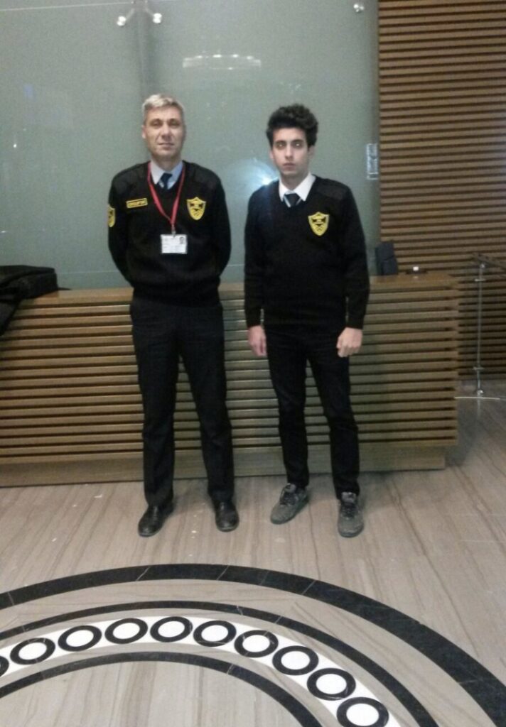 Kimlikli güvenlik personeli - Group34